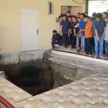 Viral! Detik-detik Mengerikan Lantai Masjid J City Amblas saat Salat Jumat