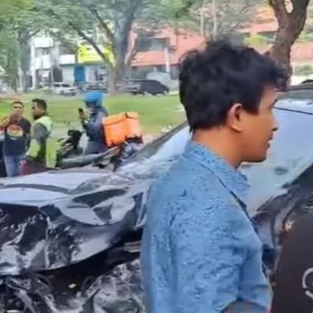 Sebuah Mobil Ringsek Terlibat Kecelakaan di Alam Sutera