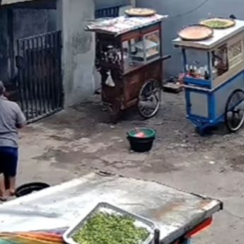 VIDEO: Nahas! Tukang Bakso Tersiram Air Panas Dagangannya Sendiri di Jakpus