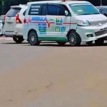 Ngeri! Ambulans Tabrakan dengan Mobil Pribadi di BSD Grand Boulevard