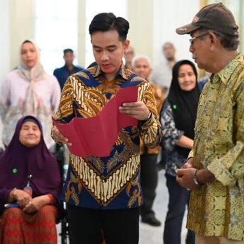 Salurkan Bantuan Lewat "Lapor Mas Wapres", Gibran: Ini dari Presiden