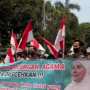 Transgender Isa Zega Umroh Pakai Hijab, Kemenag Didemo Massa