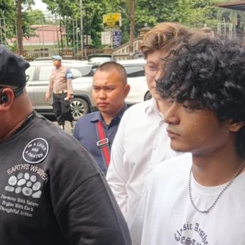 Merasa Difitnah Nikita Mirzani, Vadel Badjideh Temani Sang Ayah Jalani Pemeriksaan Polisi