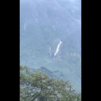 Fenomena Air Terjun di Gunung Merapi Viral di Media Sosial