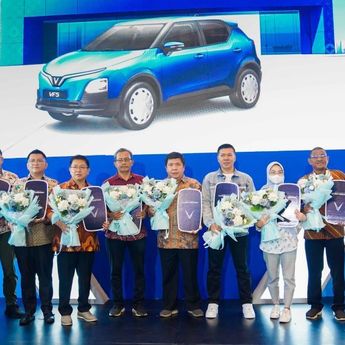 VinFast Resmi Mulai Pengiriman Mobil Listrik VF 5 di Indonesia