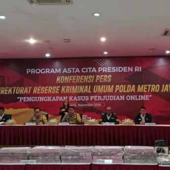 Adhi Kismanto Staf Ahli Komdigi Tertunduk Lesu Saat Dihadirkan di Konpres Judi Online Polda Metro 