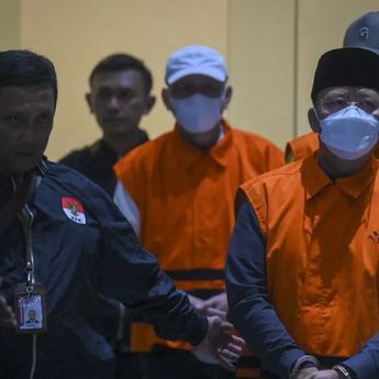 Penampakan Gubernur Bengkulu Pakai Rompi Oranye, Sebelumnya Berseragam Polantas