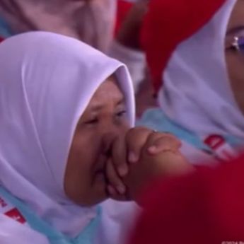 Tangis Guru, Prabowo, dan Menteri Saat Hymne Guru Dilantunkan