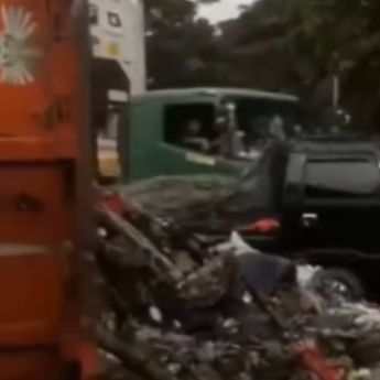 Truk Sampah Alami Kecelakaan di Tol JORR, Muatan Berserakan ke Jalanan