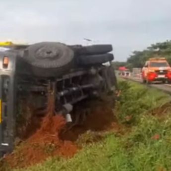 Truk Terguling di Tol Cipali KM 162 Arah Timur, Pengemudi Diduga Mengantuk