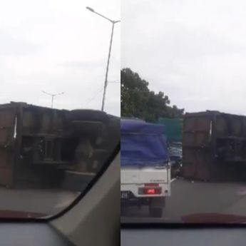 Tol JORR Macet Parah, Truk Kontainer Hilang Kendali dan Terguling