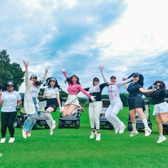 Potret Penyanyi Cantik Novi Rizki Kini Terjun Main Golf Bersama Arisan Squad Sosialite