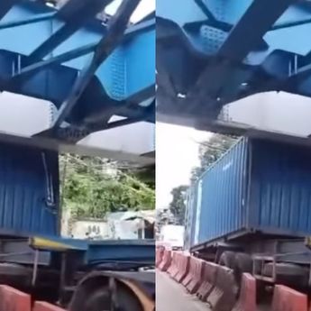 Truk Kontainer Nyangkut di Portal Pembatas Rel Samping Mall BTM