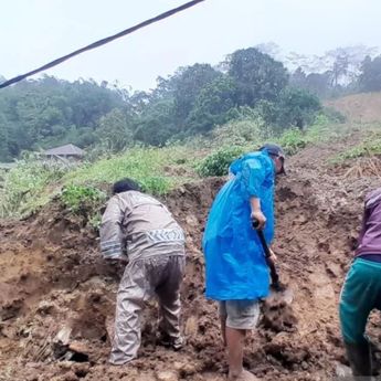 Keluarga Tertimbun Longsor di Simpenan, 2 Korban Berhasil Dievakuasi Tim SAR