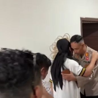 Momen Gus Miftah Peluk Polisi Usai Umumkan Mundur Sebagai Utusan Khusus Presiden