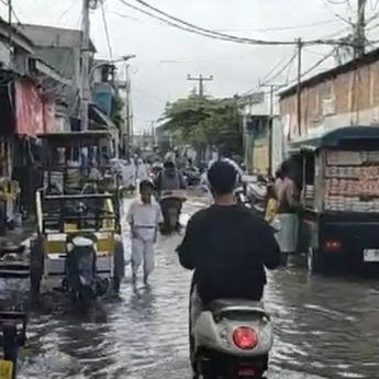 KAI Commuter Batalkan 15 Perjalanan Kereta Akibat Banjir Rob di Jakarta Utara