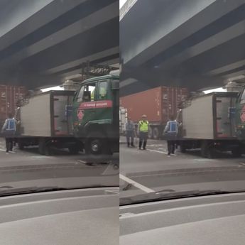 Kecelakaan Mengerikan, Truk Kontainer Hantam Mobil Box di Tol Jakarta-Cikampek