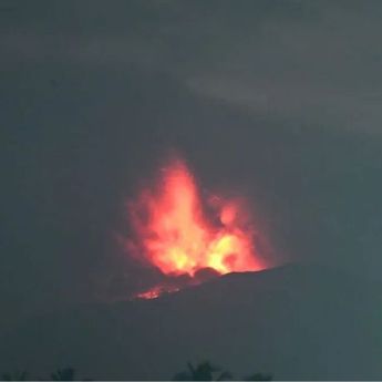 Gunung Ibu Luncurkan Sinar Api Setinggi 300 Meter