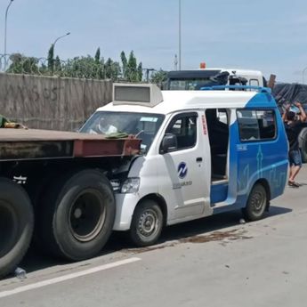 Kecelakaan Beruntun di Cilincing, Angkot Sampai Nempel Badan Truk