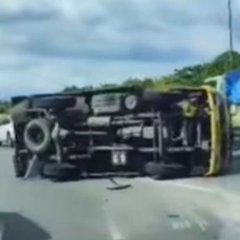 Truk Terguling Tol Jagorawi Arah Bogor, Sebabkan Kemacetan Parah