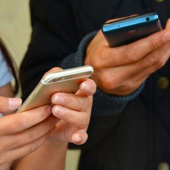 Negara Eropa Ini Kenakan Denda Bagi Orang yang Jalan Sambil Main HP