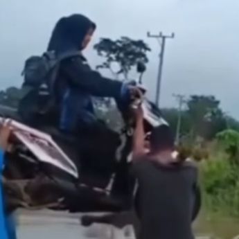 Viral! Perjuangan Guru SDN 14 Dusun V Banyuasin Hadapi Banjir, Warga Gotong Motor Supaya Bisa Lewat