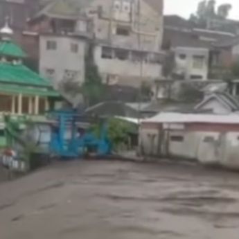 Detik-detik Mengerikan Air Bah Tiba di Sungai Brantas Terekam Kamera