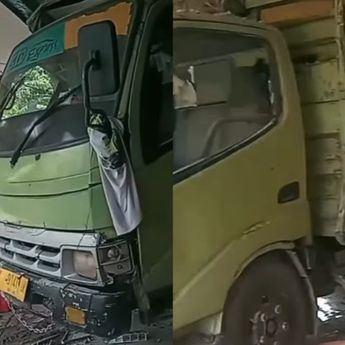 Truk Muatan Semen Tergelincir Hantam Rumah Warga di Karawang