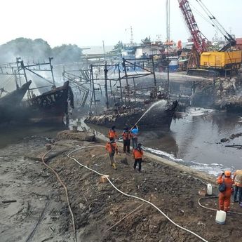 Ngeri! 24 Kapal Ludes Terbakar di Pelabuhan Tegal