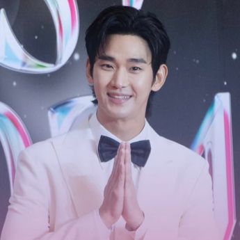 Raih Daesang di AAA 2024, Kim Soo Hyun Sebut Kim Ji Won Terbaik di Dunia