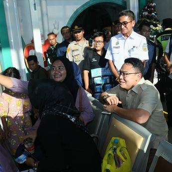 Potret Wamenkomdigi Angga Prabowo Disambut Antusias para Warga saat Tinjau Sinyal di Stasiun Senen