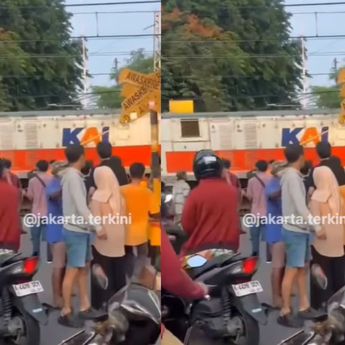 VIDEO: Detik-detik Angkot Dihantam Kereta Sampai Ringsek