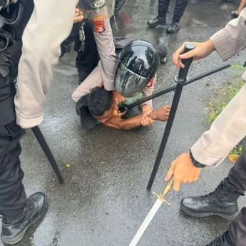 Detik-detik Polisi Tangkap Pria Bersenjata Penghenti Transjakarta di Jakbar