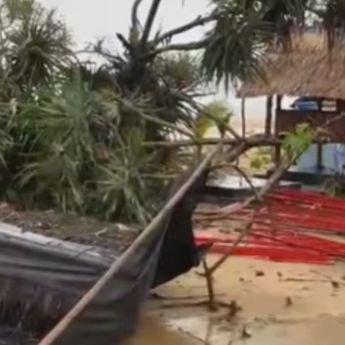 Penampakan Bangunan Rusak Dihantam Angin Kencang di Pantai Lebak