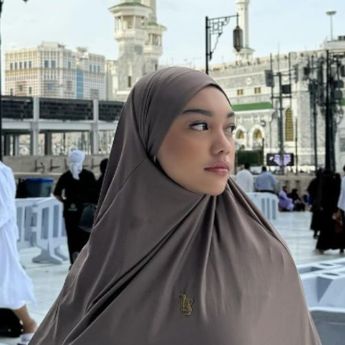 Kebahagiaan Naura Ayu Bisa Cium Ka'bah Usai Terhimpit Selama 3 Jam