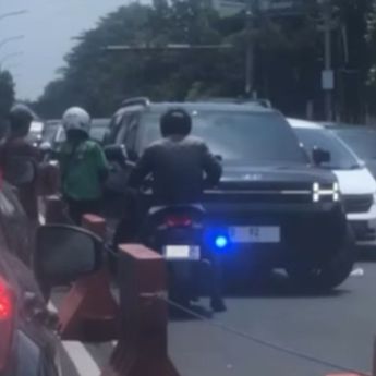 Viral Pemotor di Bandung Lawan Arah Hadang Mobil Berstrobo