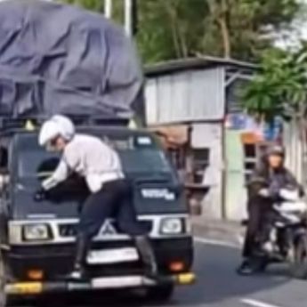 Viral Petugas Dishub Jadi 'Spiderman' Nemplok di Kap Mobil, Sopir Tetap Tancap Gas