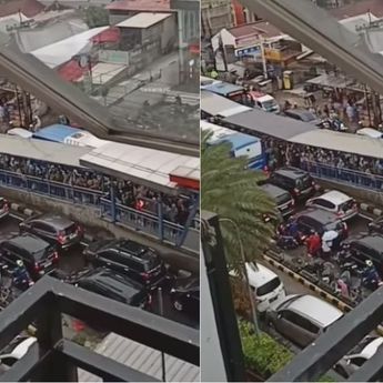 Antrean Panjang di Halte Transjakarta Petukangan Utara Pagi Ini