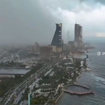 Pemandangan Udara Jeddah di Tengah Cuaca Ekstrem Bikin Ngeri, Jarak Pandang Tipis!