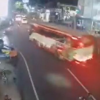 VIDEO: Detik-detik Mengerikan Bus Hantam Mobil Motor Sampai Pengendaranya Tewas