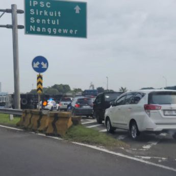 Truk Galon Terguling di Tol Jagorawi Sampai Ringsek Bikin Macet