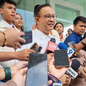 Anies Angkat Suara soal Sanksi Anak SD Duduk di Lantai Kelas