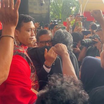 Hasto Tak Ditahan KPK, Pendukung: Merdeka! Hidup Pak Sekjen!