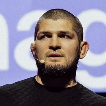 Alasan Memilukan Khabib Nurmagomedov Diusir dari Pesawat