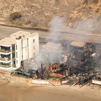 Ajaib! Sebuah Rumah Tetap Utuh di Tengah Amukan Kebakaran Hutan Los Angeles