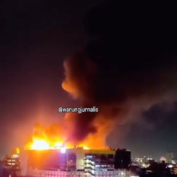 Kebakaran Hebat Melanda Glodok Plaza Tamansari, Api Melalap Bagian Atas Gedung