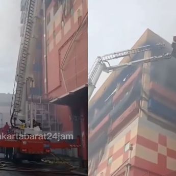 Kebakaran di Glodok Plaza Belum Padam