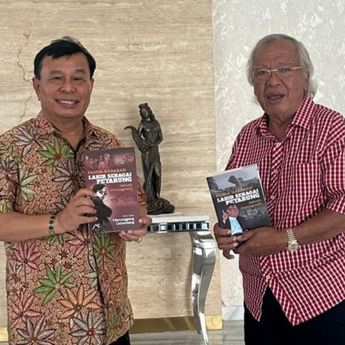 Panda Nababan Serahkan Buku Otobiografi kepada Preskom NT Corp Nurdin Tampubolon