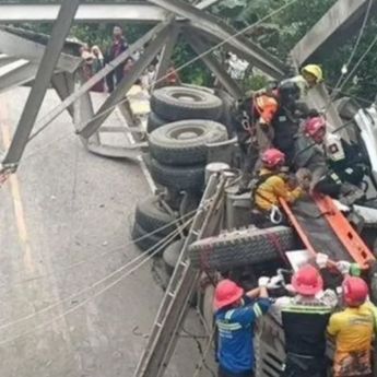 Akibat Rem Blong Truk Tronton Hancurkan Jembatan Busui di Kalimantan Timur