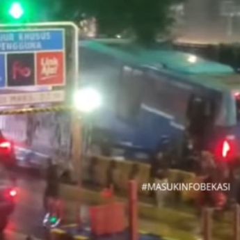 Bus Transjabodetabek Kecelakaan di Exit Tol Pondok Gede Timur